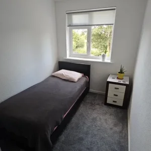 Single Room + Driveway Parking - Image 3