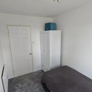 Single Room + Driveway Parking - Image 4