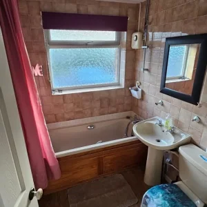 Single Room + Driveway Parking - Image 8