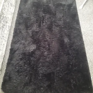 Black soft rug - Image 4