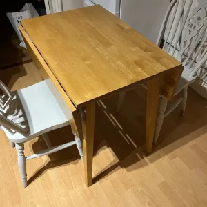 Leaf dining table with 2 chairs - Image 3