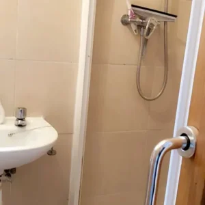 ALL BILLS INCLUDED ..NICE BIG DOUBLE Room in REDBRIDGE, IG1 3SS for £985pcm..AVAILABLE NOW! - Image 4