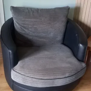 Between £30 and £55 - 3 and 2 seater sofas, cuddle chair, tub chair, Rug and oak furniture - Image 4