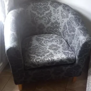 Between £30 and £55 - 3 and 2 seater sofas, cuddle chair, tub chair, Rug and oak furniture - Image 6