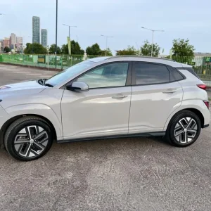 2023 Hyundai KONA Electric 5-door SUV with all the smart features - Image 4