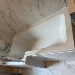 L shape bathtub 1700x850 with side panels and easy-clean screen - Image 3