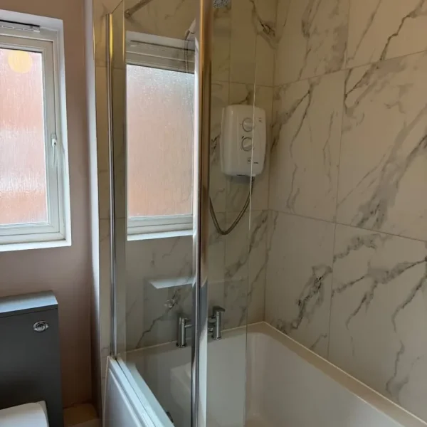 L shape bathtub 1700x850 with side panels and easy-clean screen