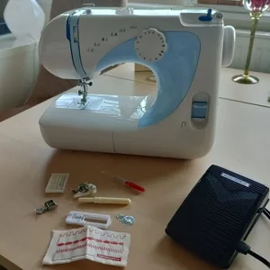 Like-new sewing machine - Image 6