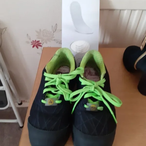 Ladies safety shoes sz 3 hybrid