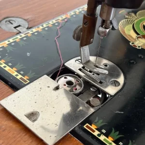 1916 Singer 66 with Lotus decal in cabinet - Image 6