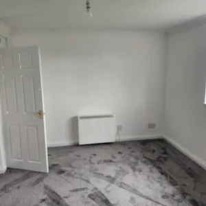 Refurbished 2-Bed Flat with New Kitchen and Bathroom - Image 4