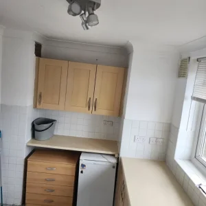 Refurbished 2-Bed Flat with New Kitchen and Bathroom - Image 8