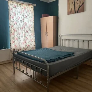 Double room for rent near Seven Kings Station - Image 4
