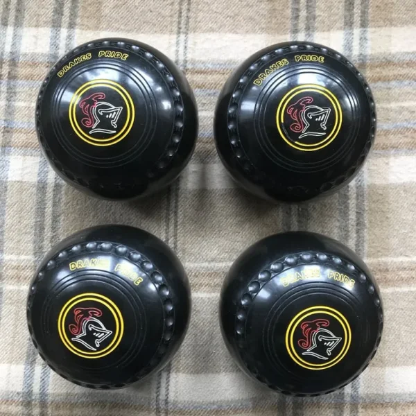 Drakes Pride size 4H WB22 black with yellow contrast and knights helmet motif