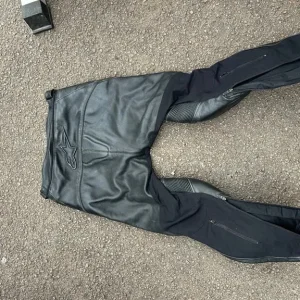 Alpine star 2 piece leathers - Image 4