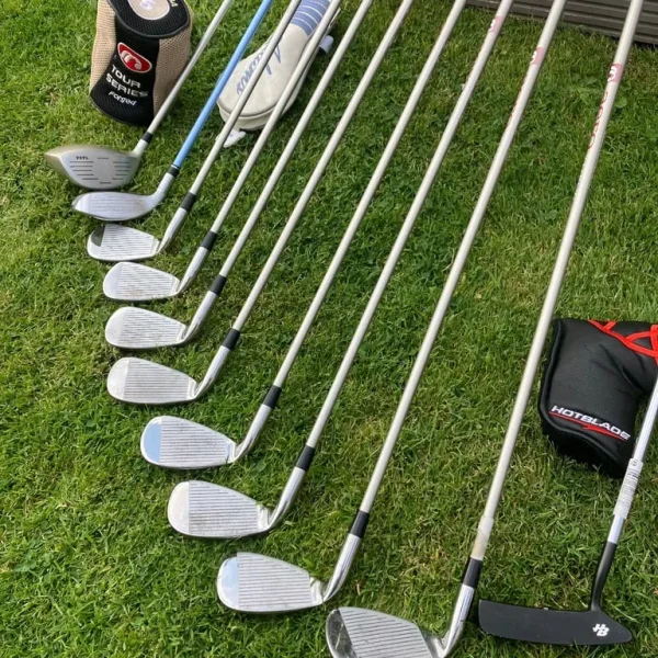 Golf clubs and carry bag 4-S/W plus 5Wood and 22deg highbrid