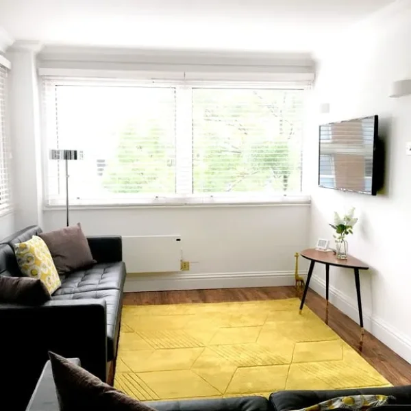 Wow! Spacious Luminous Fitzrovia 3-bed 2-bath near Oxford Street, W1. King bed