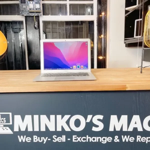 Apple MacBook Air 13' i5 1.8GHz 4GB Ram 121GB SSD Sketch Adobe Suite 2022 Microsoft Office 2021