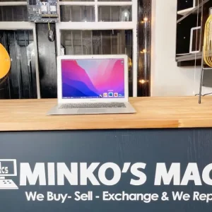 Apple MacBook Air 13' i5 1.8GHz 4GB Ram 121GB SSD Sketch Adobe Suite 2022 Microsoft Office 2021