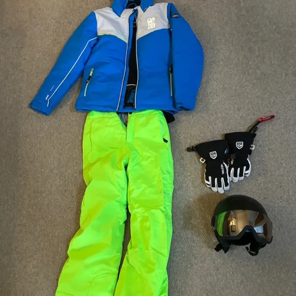 Brilliant unisex ski bundle for kids.