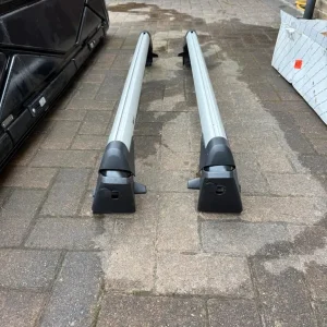 Genuine VW Passat saloon roof bars - Image 3