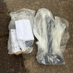 Genuine VW Passat saloon roof bars - Image 6