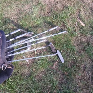 made in scotland clubs 3 4 5 6 7 8 9. .. 2 putters .... 1 sand wedge. 1 ...1/3 golden bear bag - Image 2