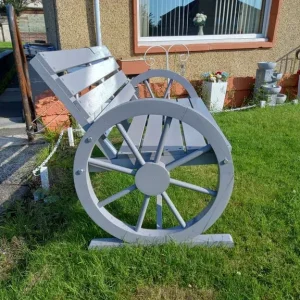 Garden benches. - Image 2