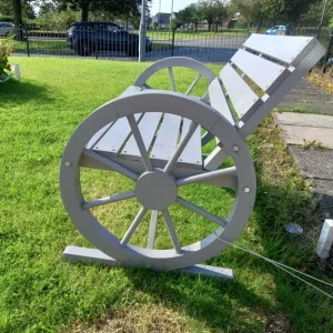 Garden benches. - Image 6