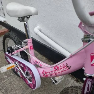Girls bikes 1 x first bike and 1 x aged 5/+ bike £10! - Image 4