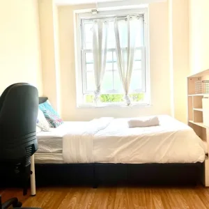 Cosy Double Room with Wood Floor and Big Window - Image 3