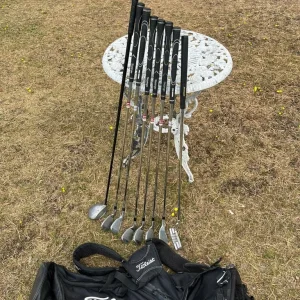 HALF SET OF GOLF CLUBS & TITLEIST PENCIL BAG