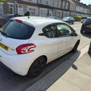 Peugeot, 208, Hatchback, 2013, Manual, 1199 (cc), 3 doors - Image 6