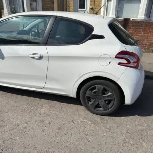 Peugeot, 208, Hatchback, 2013, Manual, 1199 (cc), 3 doors - Image 7