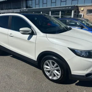 2015 Nissan Qashqai 1.5 dCi Acenta+ 5dr HATCHBACK DIESEL Manual - Image 3