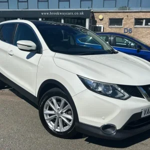 2015 Nissan Qashqai 1.5 dCi Acenta+ 5dr HATCHBACK DIESEL Manual - Image 4