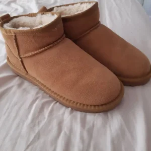 Brown ugg boots - Image 2