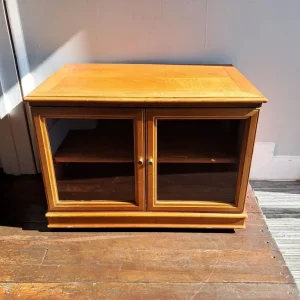 £5 Tv unit wooden on wheels - Image 2