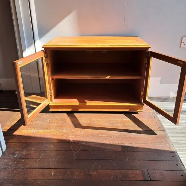 £5 Tv unit wooden on wheels