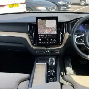 2025 Volvo XC60 Plus B5 AWD Mild hybrid ESTATE Petrol/Electric Hybrid Automatic - Image 5