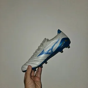 Mizuno Morelia Neo IV Beta Made in Japan FG - Size 8/8.5 UK (White/Laser Blue/Laser Blue) - Image 2
