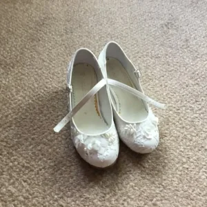 John Rocha Flowergirl dress, fur cape and matching shoes - Image 8