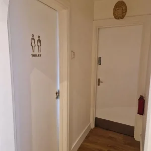 Beautiful bright treatment room to rent in beauty salon - Image 2