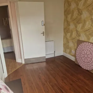 Beautiful bright treatment room to rent in beauty salon - Image 3