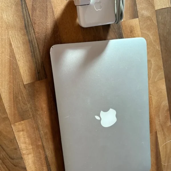 Macbook Air 11” Early 2014, A1465,i7,8GB for spares or repair