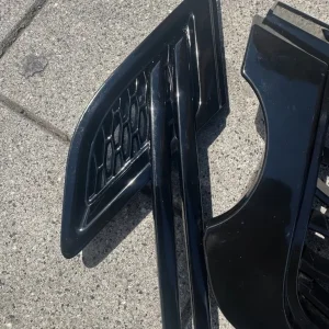 Range Rover Sport Gloss Black Front Grille Side Vents - Image 2