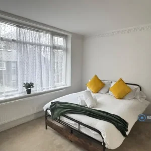 4 bedroom house in Yarmouth Crescent, London, N17 (4 bed) (#2521342) - Image 2