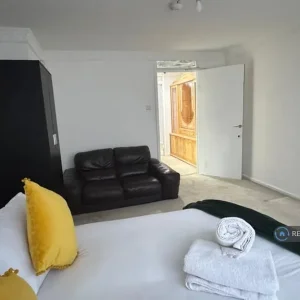 4 bedroom house in Yarmouth Crescent, London, N17 (4 bed) (#2521342) - Image 3