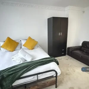 4 bedroom house in Yarmouth Crescent, London, N17 (4 bed) (#2521342) - Image 4