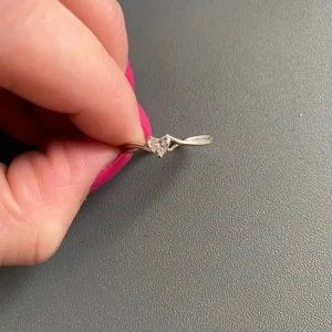 18ct White gold heart diamond ring - Image 2